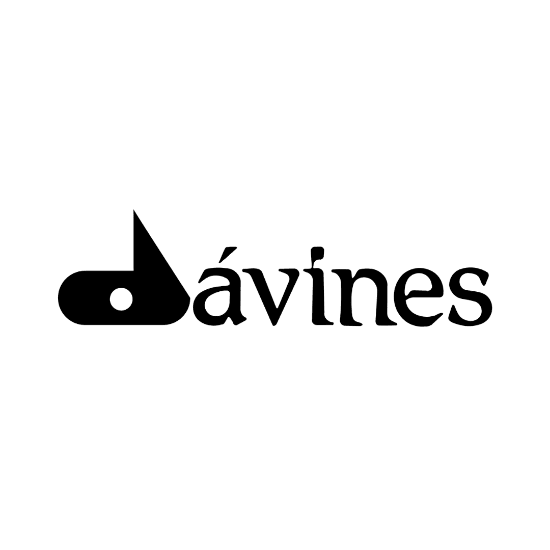 Davines logo: stylized black text with unique "D" and accent mark over the "a".